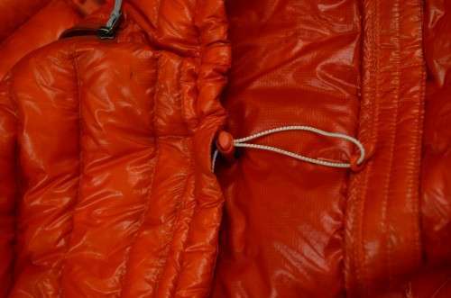 The Ghost Whisperer saves weight by using a single drawcord hem adjustment