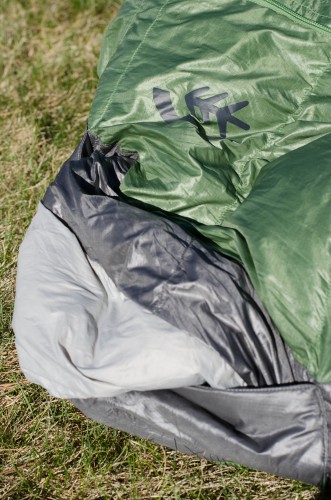 This picture shows the arm port: the lightest fabric is the draft curtain, the grey is partially reinforced polyester and the green is the main bag body.